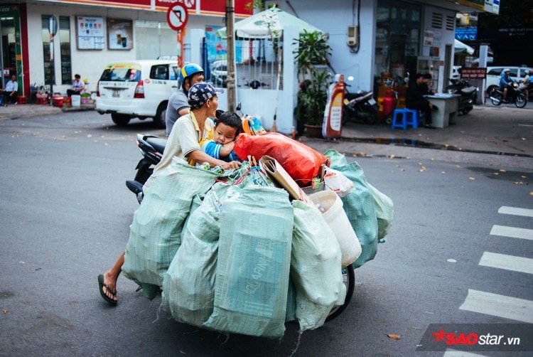 Người thành phố ra đường đi làm sớm, va vào nhau như mắc cửi, hai mẹ con Thịnh lạc vào đám đông đó, nhỏ xíu rồi mất tiêu.