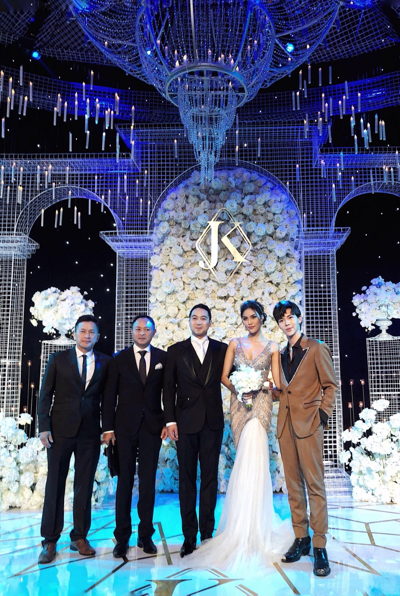 minh-tu-chuc-mung-dam-cuoi-lan-khue-tren-instagram-hoa-hau-jolie-nguyen-mong-bat-duoc-hoa-cuoi