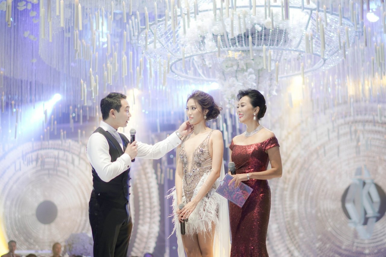 ngam-tron-ven-4-bo-vay-cuoi-dep-long-lay-cua-lan-khue-trong-hon-le-chinh-thuc
