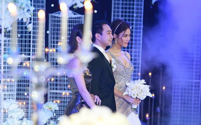 ngam-tron-ven-4-bo-vay-cuoi-dep-long-lay-cua-lan-khue-trong-hon-le-chinh-thuc