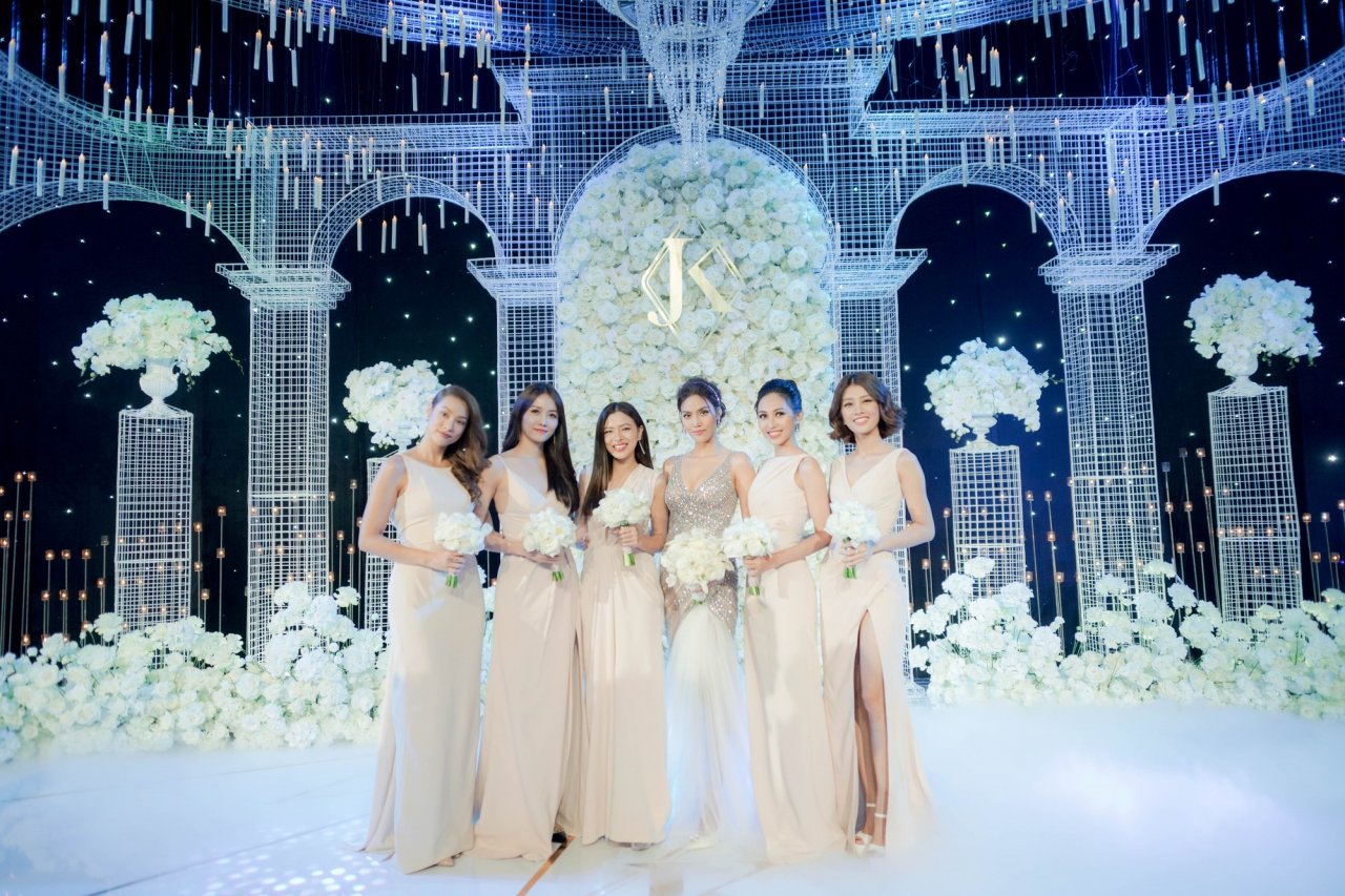 ngam-tron-ven-4-bo-vay-cuoi-dep-long-lay-cua-lan-khue-trong-hon-le-chinh-thuc