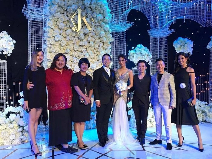 ngam-tron-ven-4-bo-vay-cuoi-dep-long-lay-cua-lan-khue-trong-hon-le-chinh-thuc