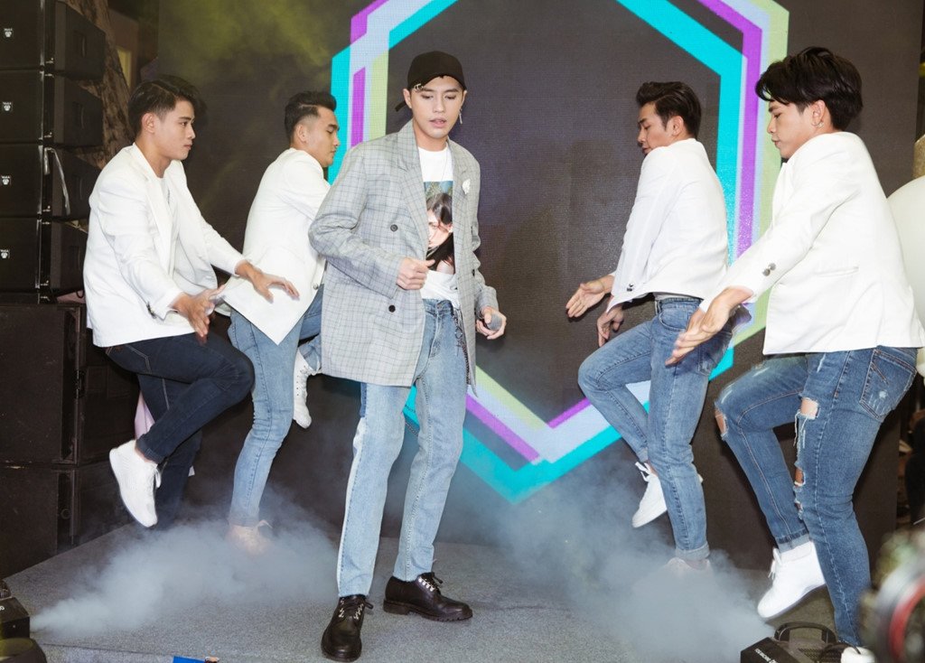 noo-phuoc-thinh-bat-ngo-huy-loat-show-giua-on-ao-bi-nhac-si-my-kien
