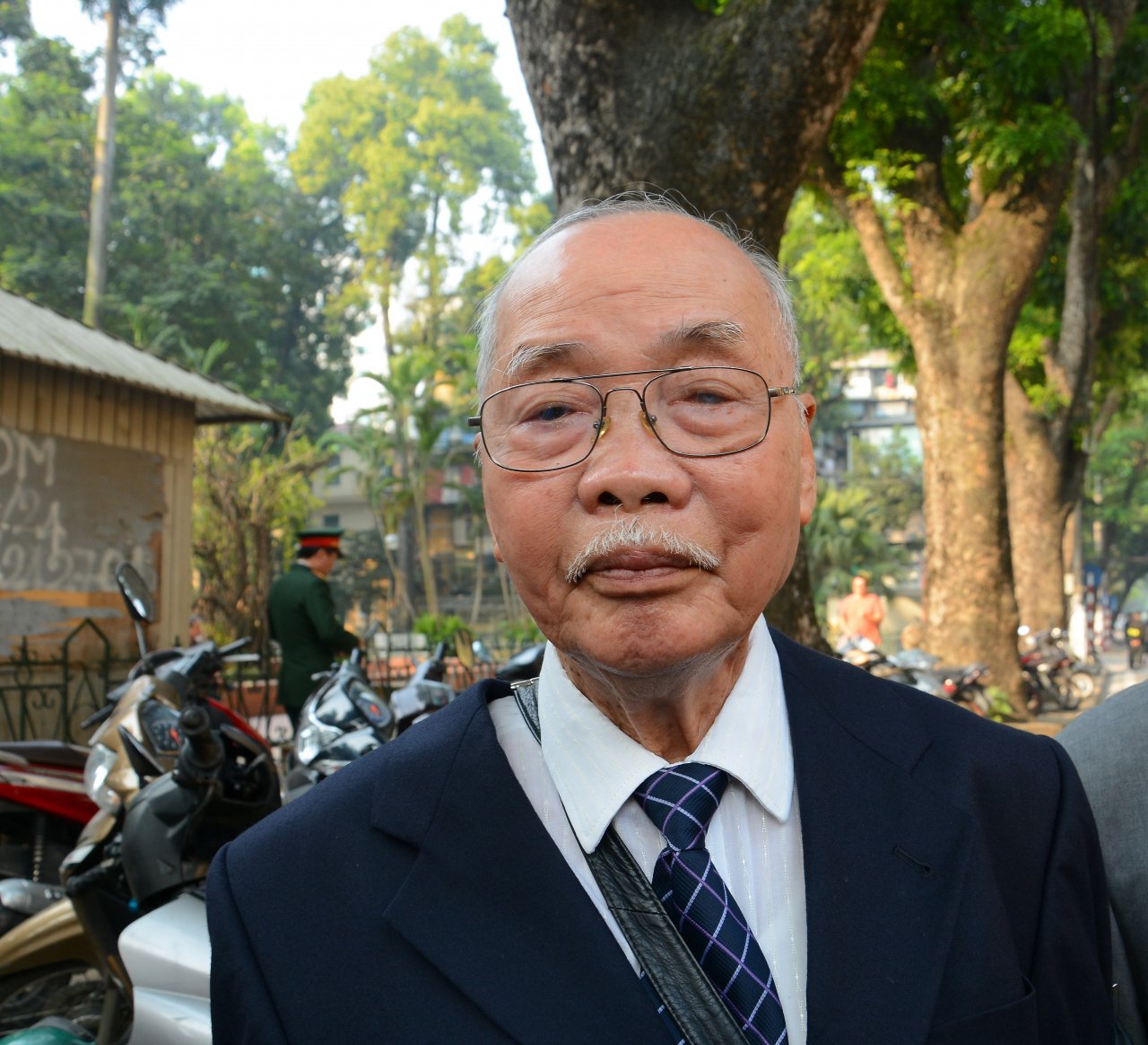 nguyen-tong-bi-thu-do-muoi-nguoi-anh-ca-gan-gui-binh-di