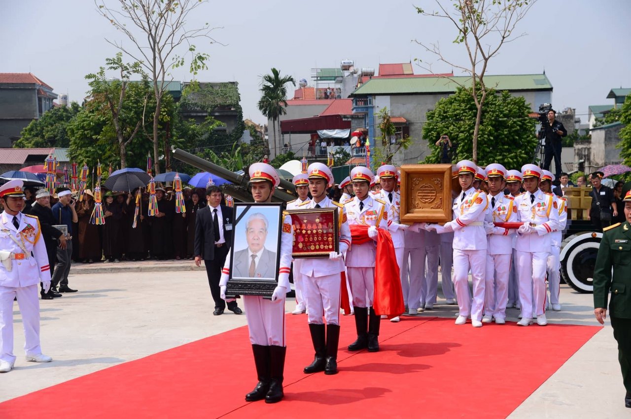 hinh-anh-xuc-dong-linh-xa-dua-nguyen-tbt-do-muoi-ve-noi-an-nghi-cuoi-cung