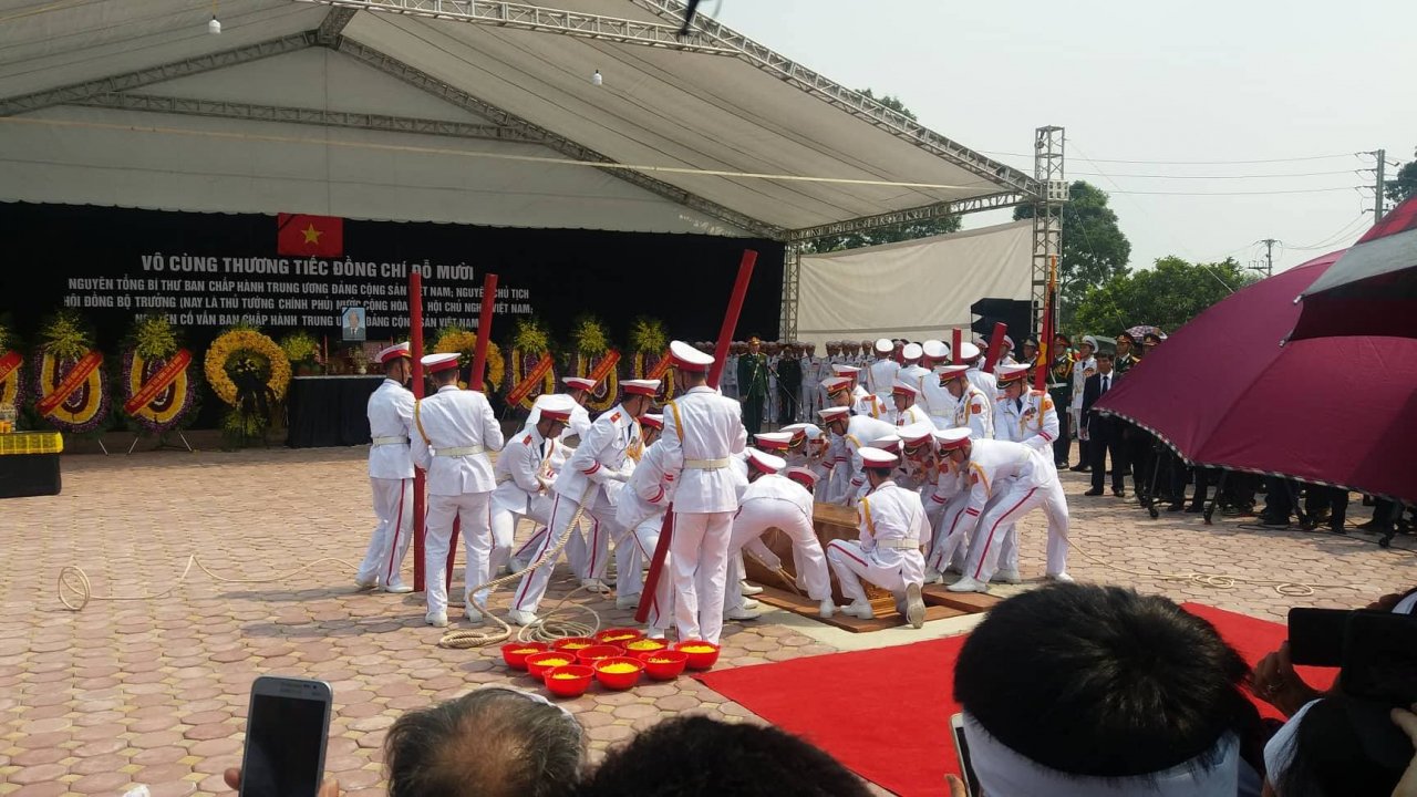 hinh-anh-xuc-dong-linh-xa-dua-nguyen-tbt-do-muoi-ve-noi-an-nghi-cuoi-cung