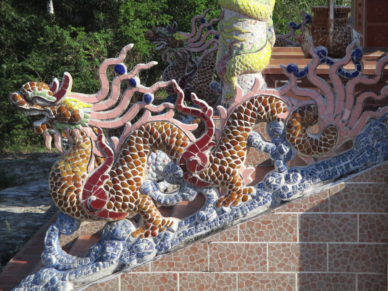 choang-ngop-truoc-nghia-trang-xa-hoa-bac-nhat-viet-nam