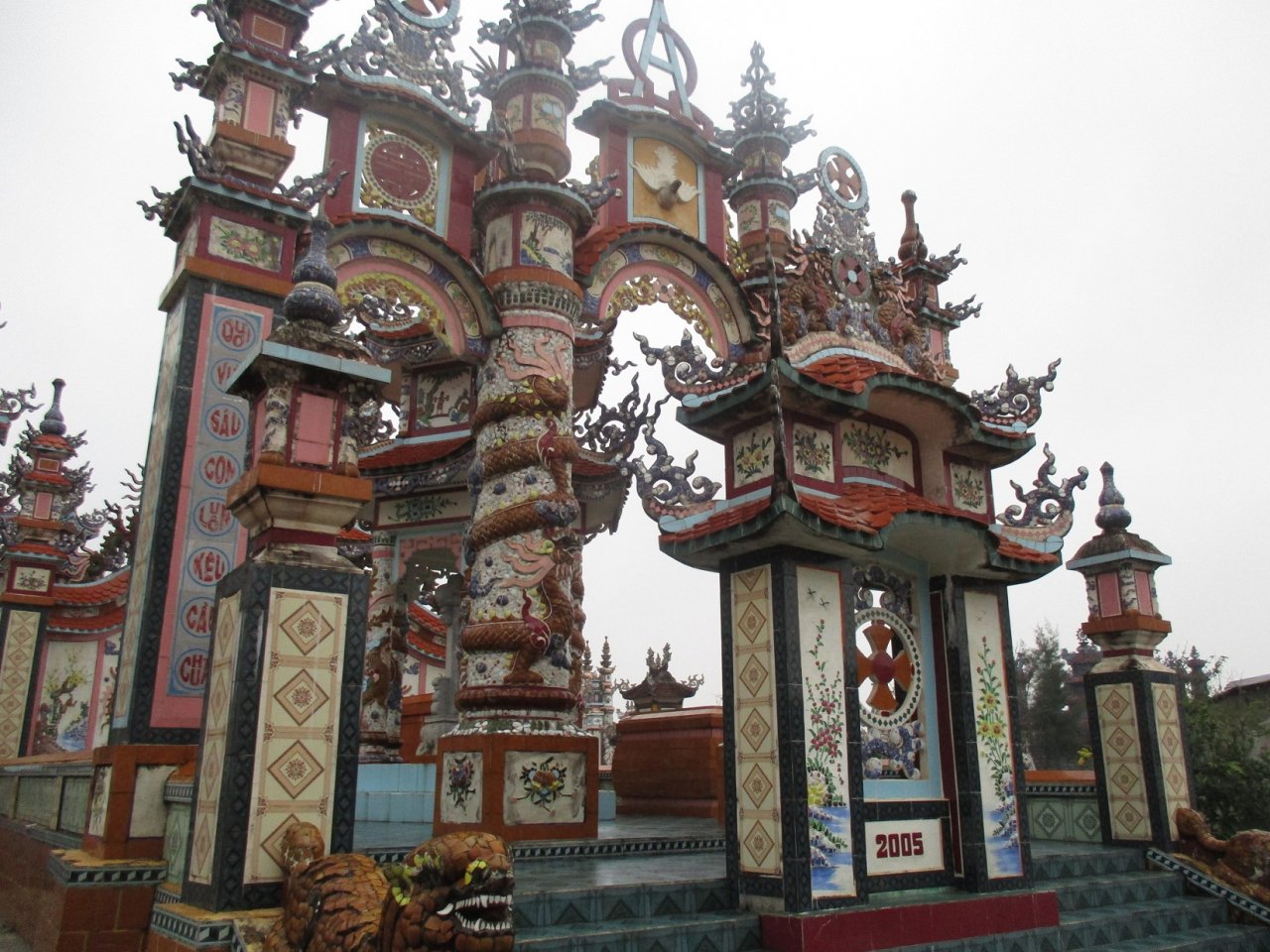 choang-ngop-truoc-nghia-trang-xa-hoa-bac-nhat-viet-nam
