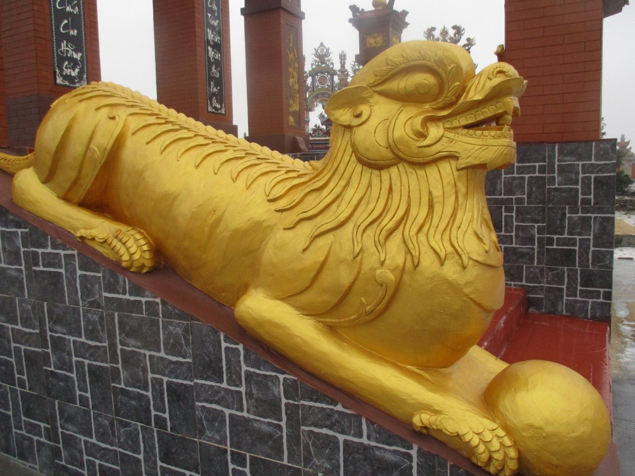 choang-ngop-truoc-nghia-trang-xa-hoa-bac-nhat-viet-nam