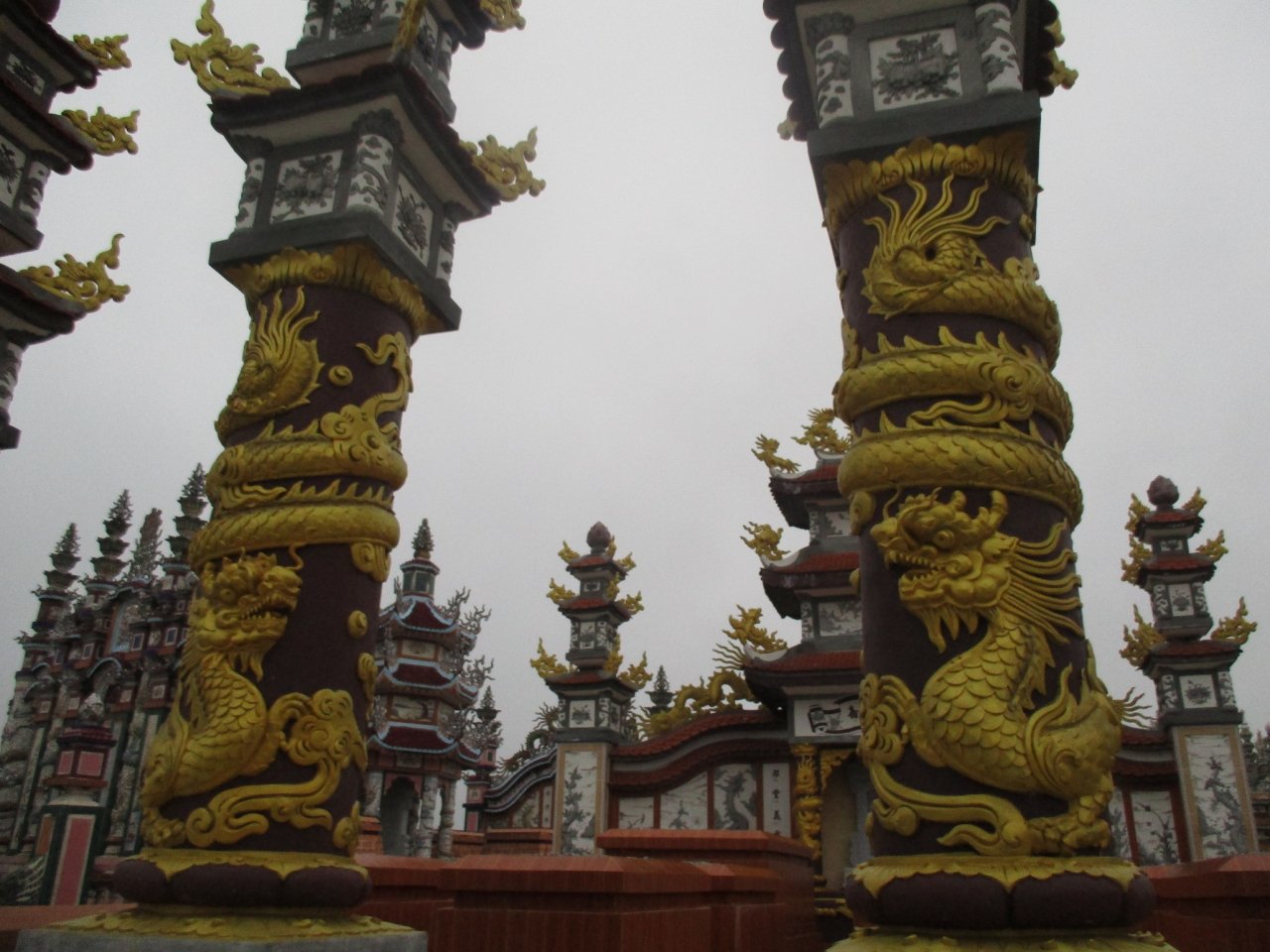 choang-ngop-truoc-nghia-trang-xa-hoa-bac-nhat-viet-nam
