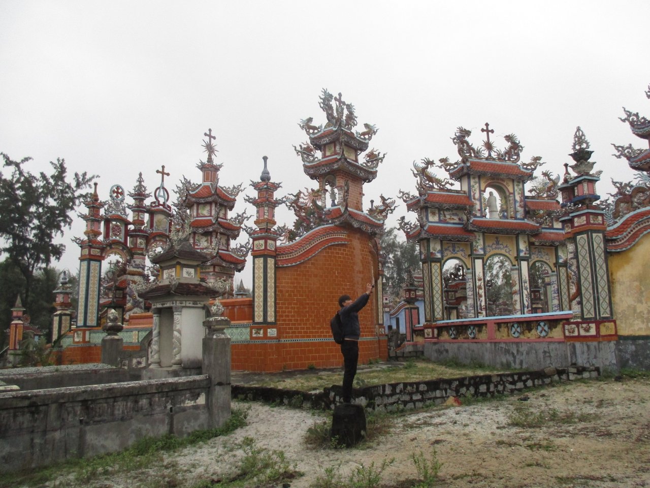 choang-ngop-truoc-nghia-trang-xa-hoa-bac-nhat-viet-nam
