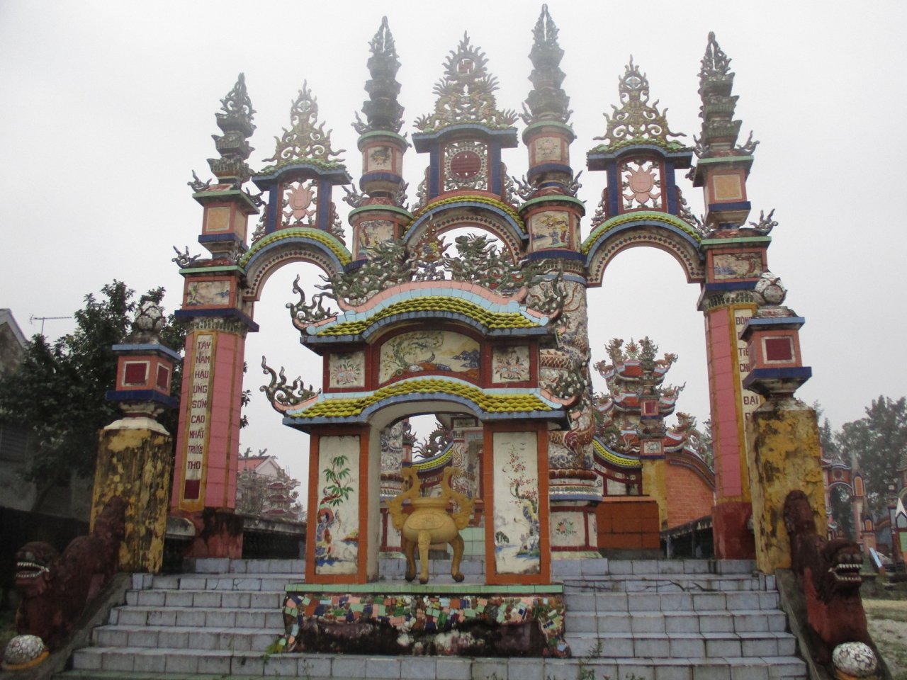 choang-ngop-truoc-nghia-trang-xa-hoa-bac-nhat-viet-nam