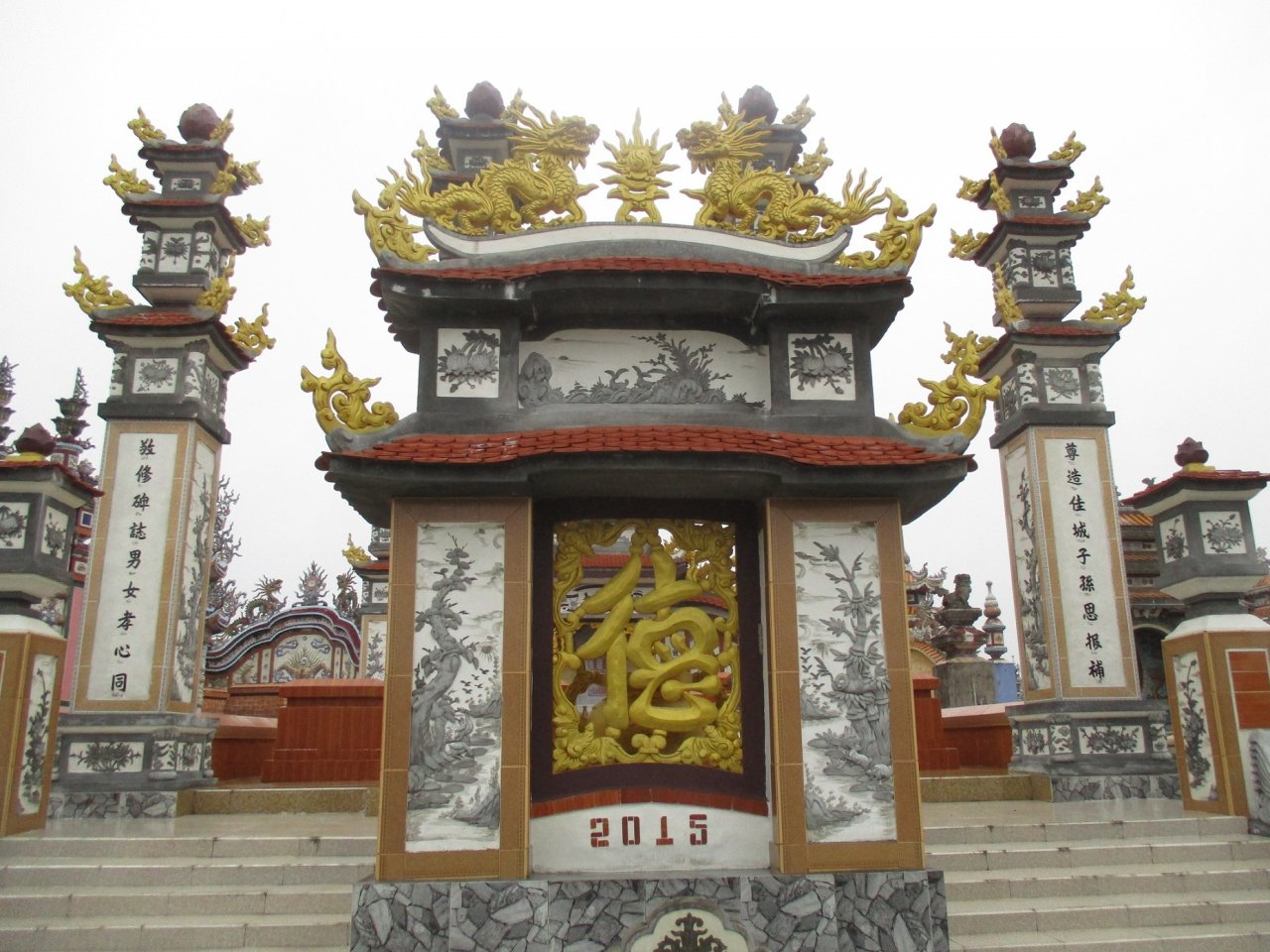 choang-ngop-truoc-nghia-trang-xa-hoa-bac-nhat-viet-nam