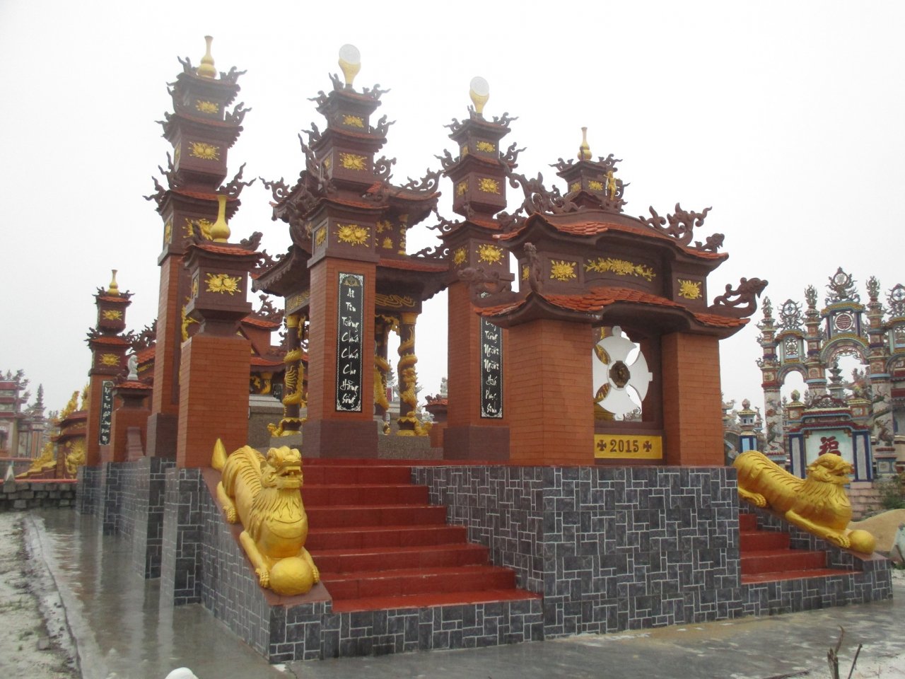choang-ngop-truoc-nghia-trang-xa-hoa-bac-nhat-viet-nam