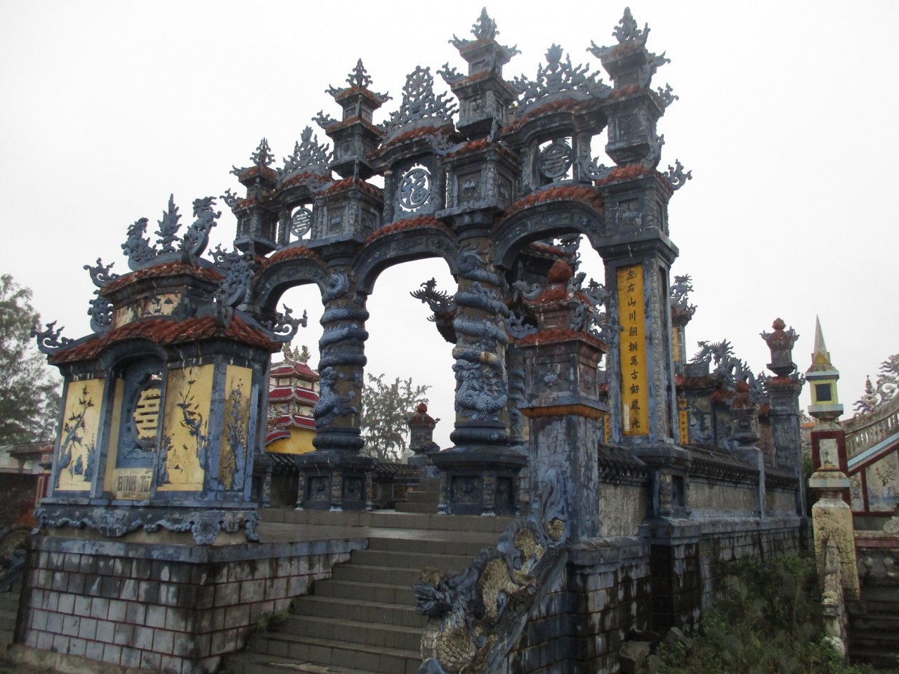 choang-ngop-truoc-nghia-trang-xa-hoa-bac-nhat-viet-nam