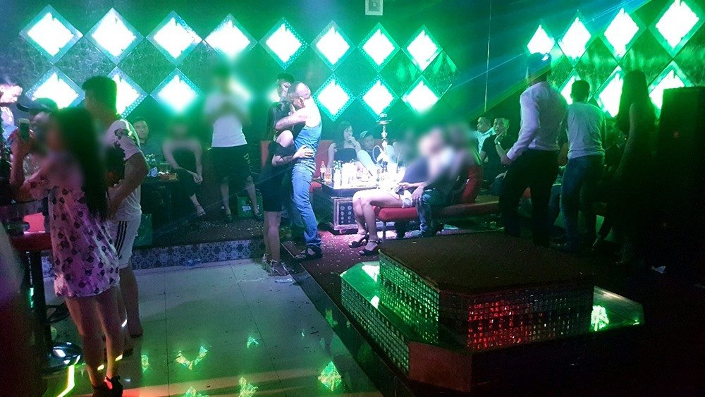 Hà Nội: Sốc với những dịch vụ “đèn mờ” đặt ngay trong trung tâm văn hóa quận