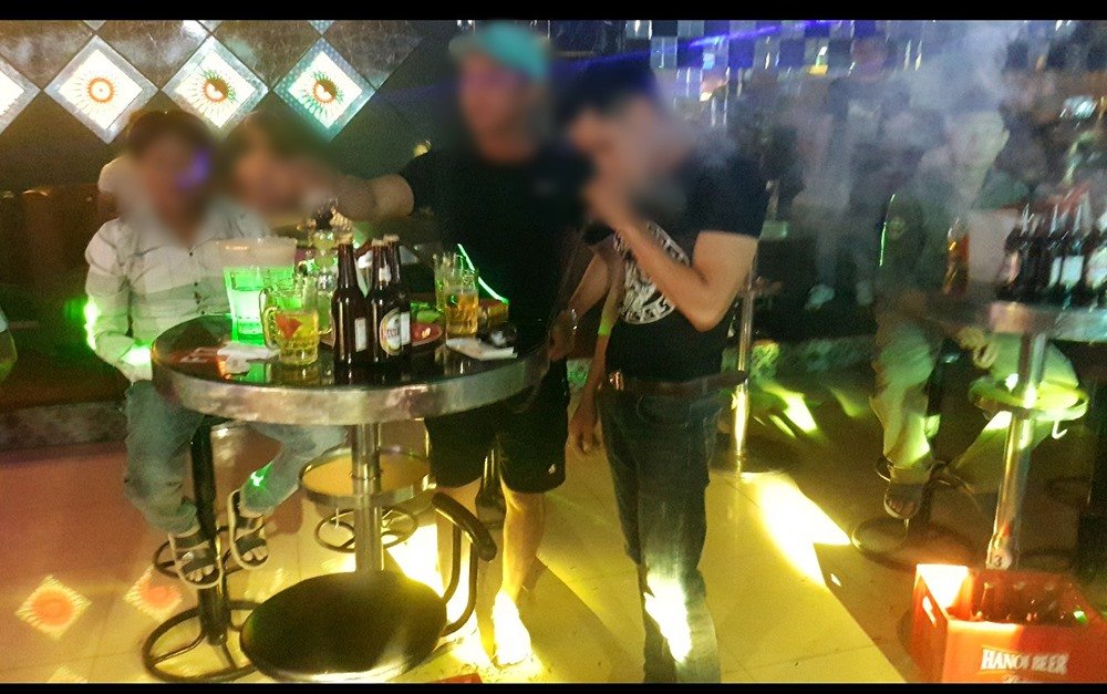 Hà Nội: Sốc với những dịch vụ “đèn mờ” đặt ngay trong trung tâm văn hóa quận