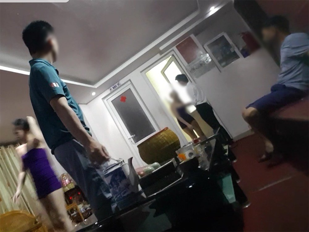 Hà Nội: Sốc với những dịch vụ “đèn mờ” đặt ngay trong trung tâm văn hóa quận