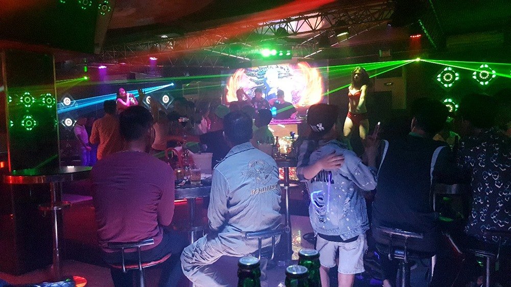 Hà Nội: Sốc với những dịch vụ “đèn mờ” đặt ngay trong trung tâm văn hóa quận