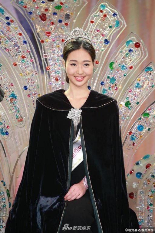 vua-dang-quang-hoa-hau-chau-a-da-bi-phan-doi-kich-liet-vi-nhan-sac-tam-thuong