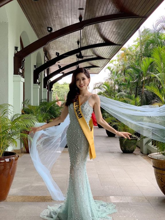 clip-bui-phuong-nga-tu-tin-khoe-giong-hat-trong-ca-khuc-hello-vietnam-tren-san-khau-miss-grand-international-2018