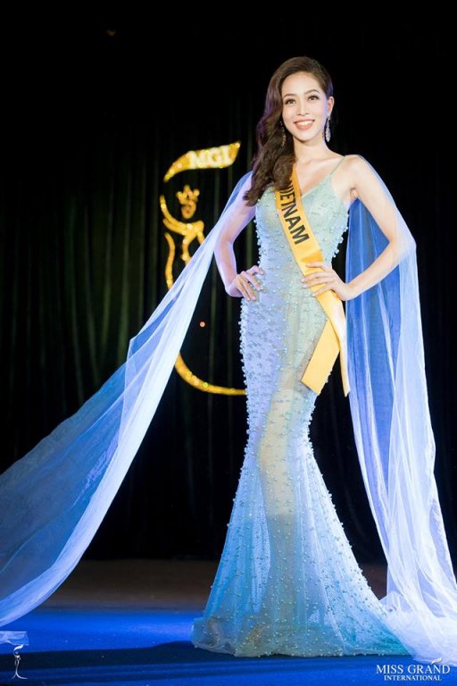clip-bui-phuong-nga-tu-tin-khoe-giong-hat-trong-ca-khuc-hello-vietnam-tren-san-khau-miss-grand-international-2018