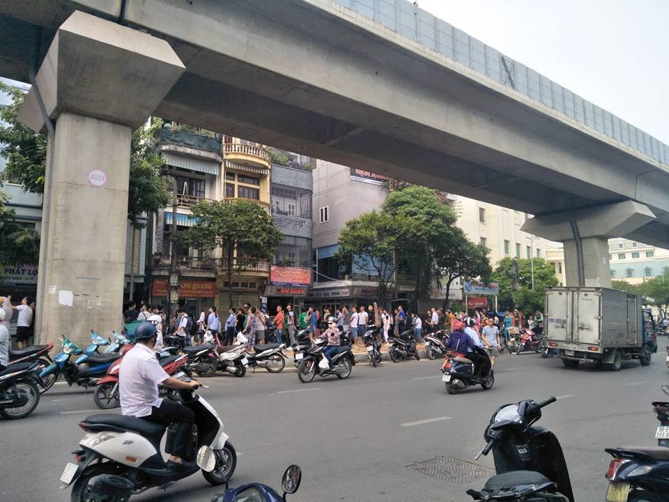 dang-chay-cuc-lon-tai-quan-kakraoke-tren-pho-hao-nam