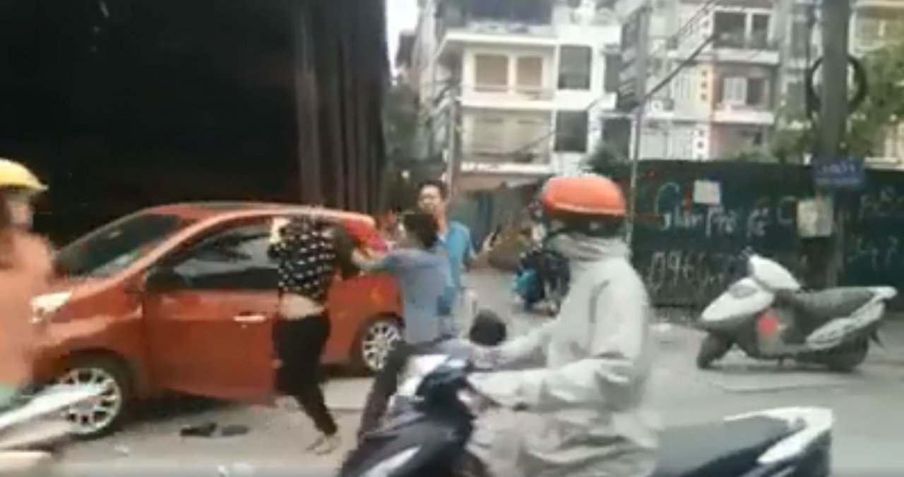ha-noi-chong-danh-vo-nhu-dau-si-ben-duong-mac-con-nho-khoc-thet-so-hai