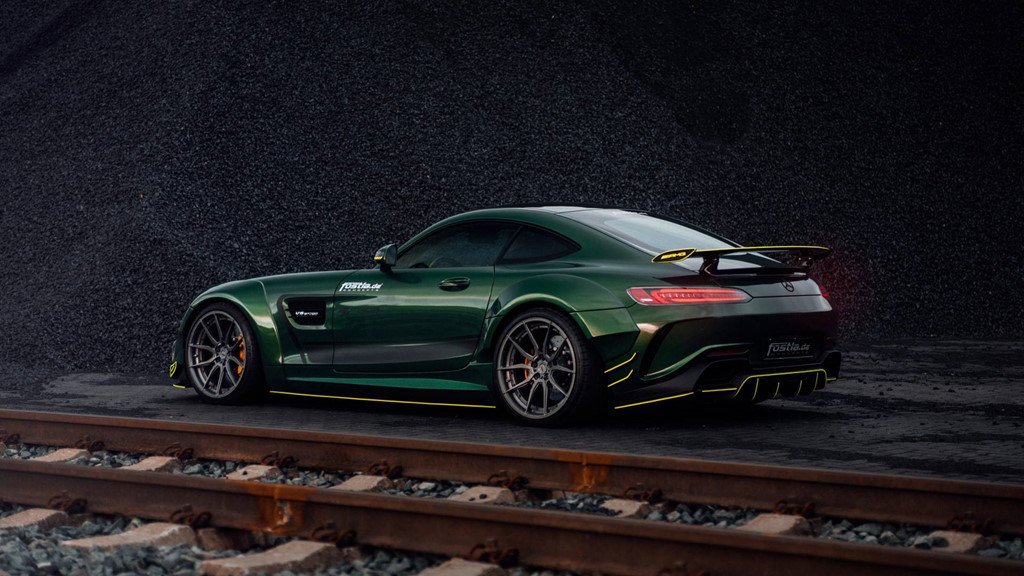 mercedes-amg-gt-mang-biet-danh-quai-thu-dia-nguc-xanh