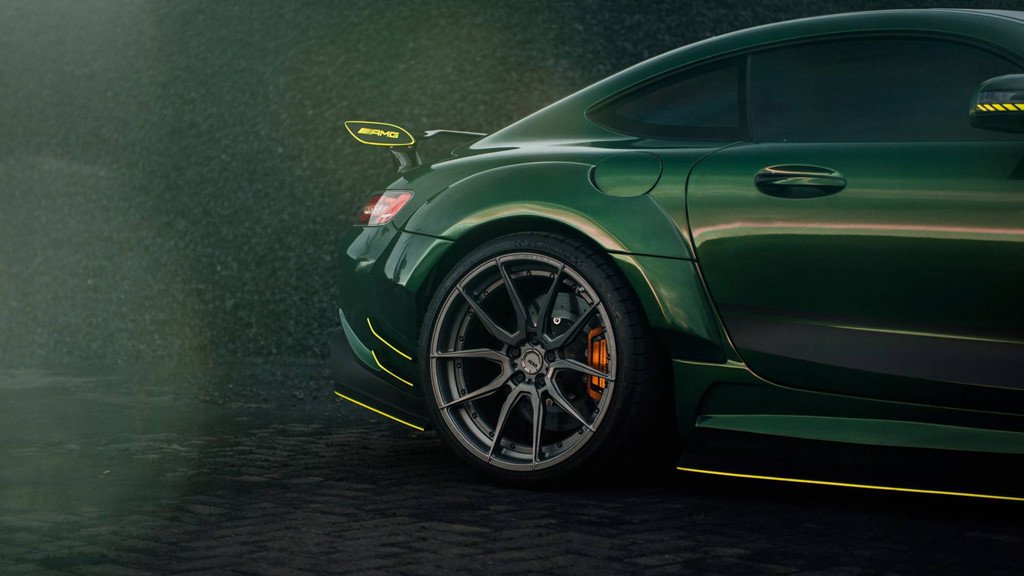 mercedes-amg-gt-mang-biet-danh-quai-thu-dia-nguc-xanh
