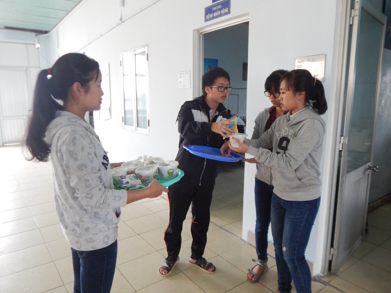 sinh-vien-hue-an-can-trao-hang-ngan-bat-chao-cho-benh-nhan