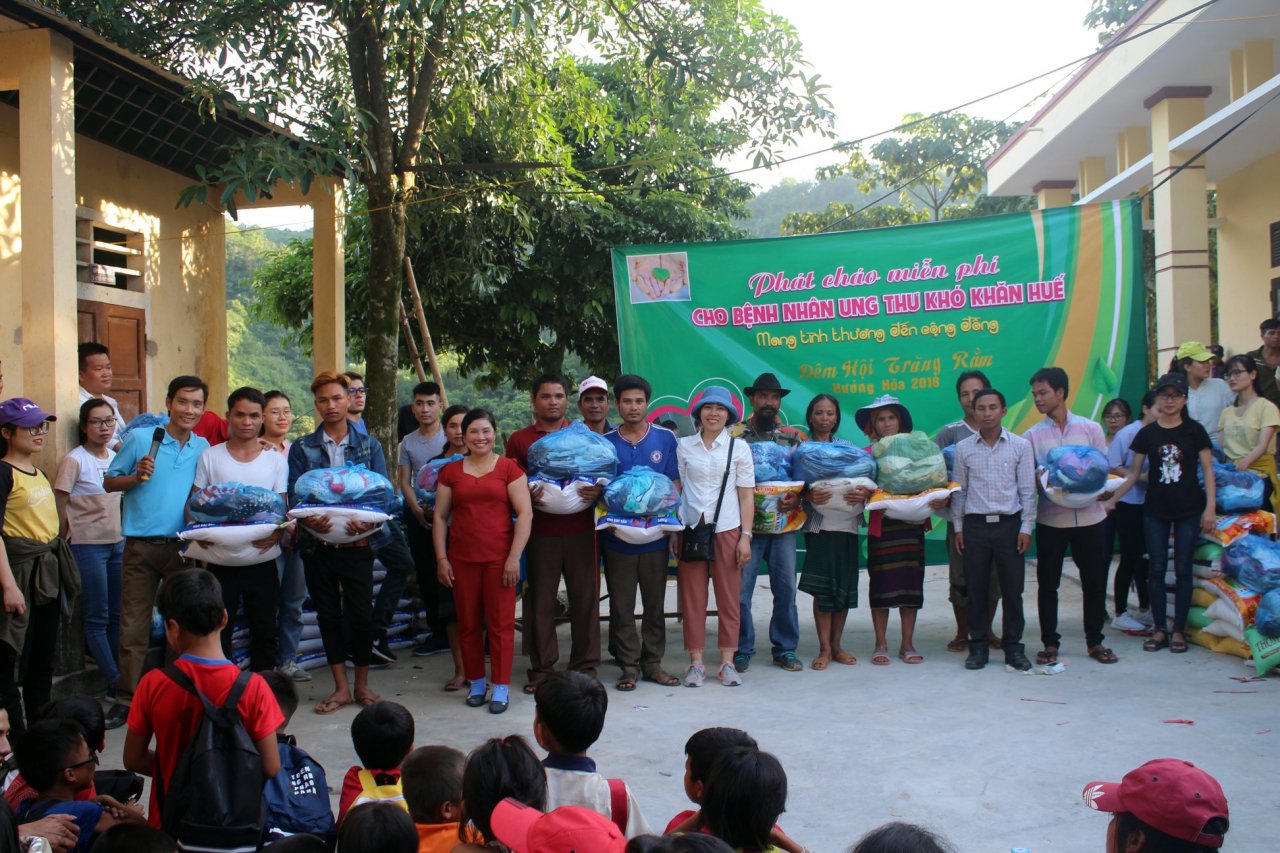sinh-vien-hue-an-can-trao-hang-ngan-bat-chao-cho-benh-nhan