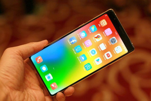 Nhân viên bán hàng toàn hướng người dùng đến sản phẩm của Apple, Samsung hay Xiaomi