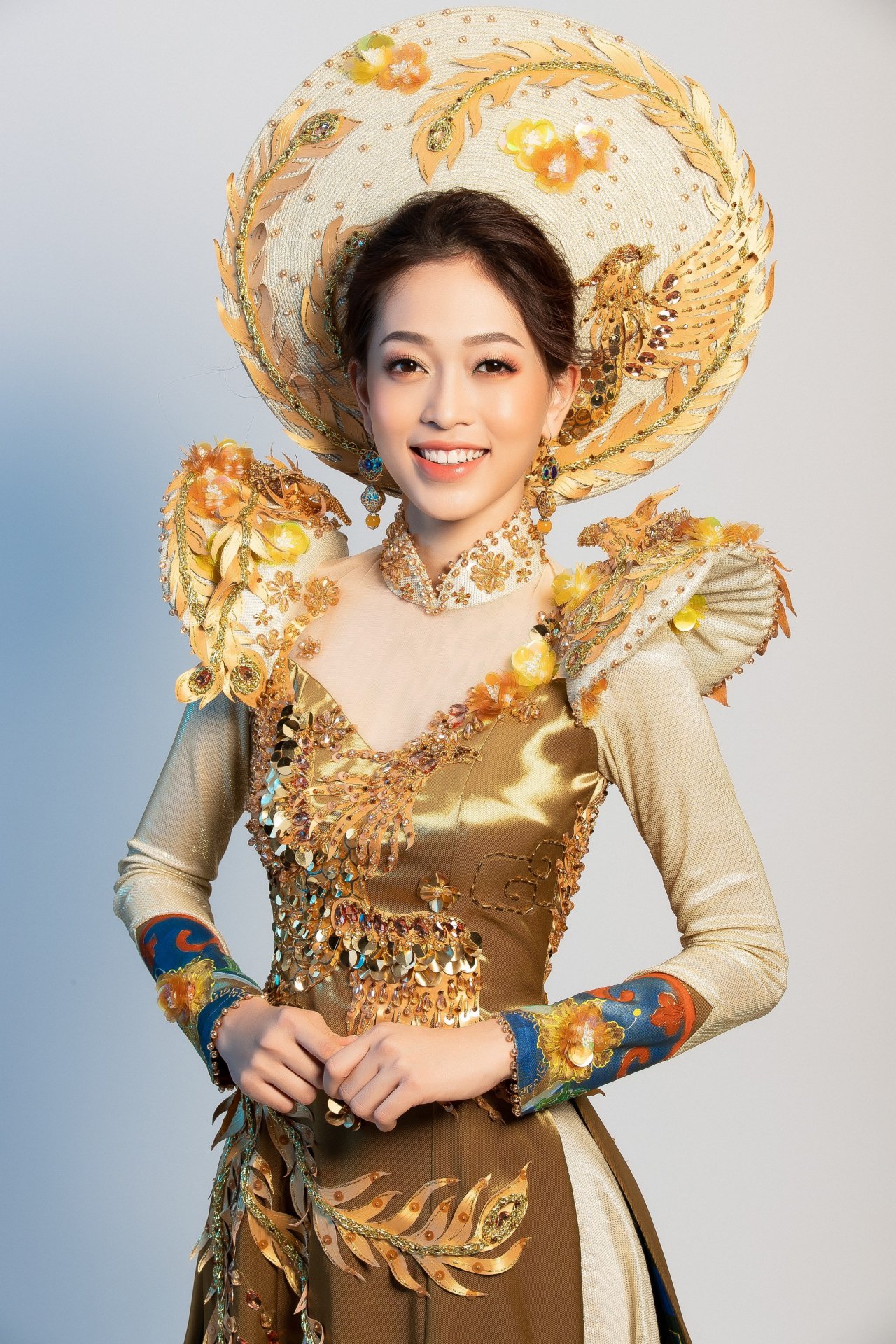 clip-a-hau-bui-phuong-nga-tu-tin-trinh-dien-trang-phuc-dan-toc-tai-miss-grand-international-2018