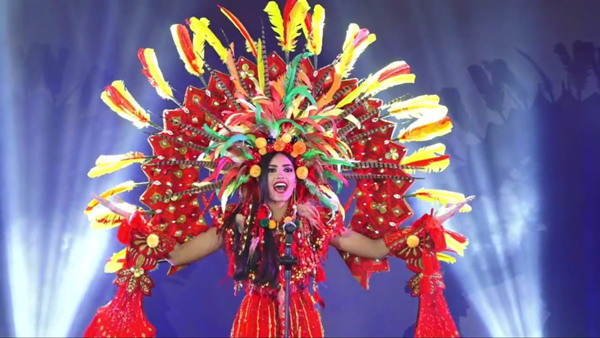 clip-a-hau-bui-phuong-nga-tu-tin-trinh-dien-trang-phuc-dan-toc-tai-miss-grand-international-2018
