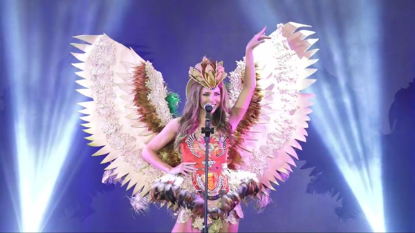 clip-a-hau-bui-phuong-nga-tu-tin-trinh-dien-trang-phuc-dan-toc-tai-miss-grand-international-2018