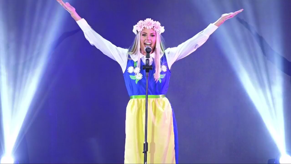 clip-a-hau-bui-phuong-nga-tu-tin-trinh-dien-trang-phuc-dan-toc-tai-miss-grand-international-2018