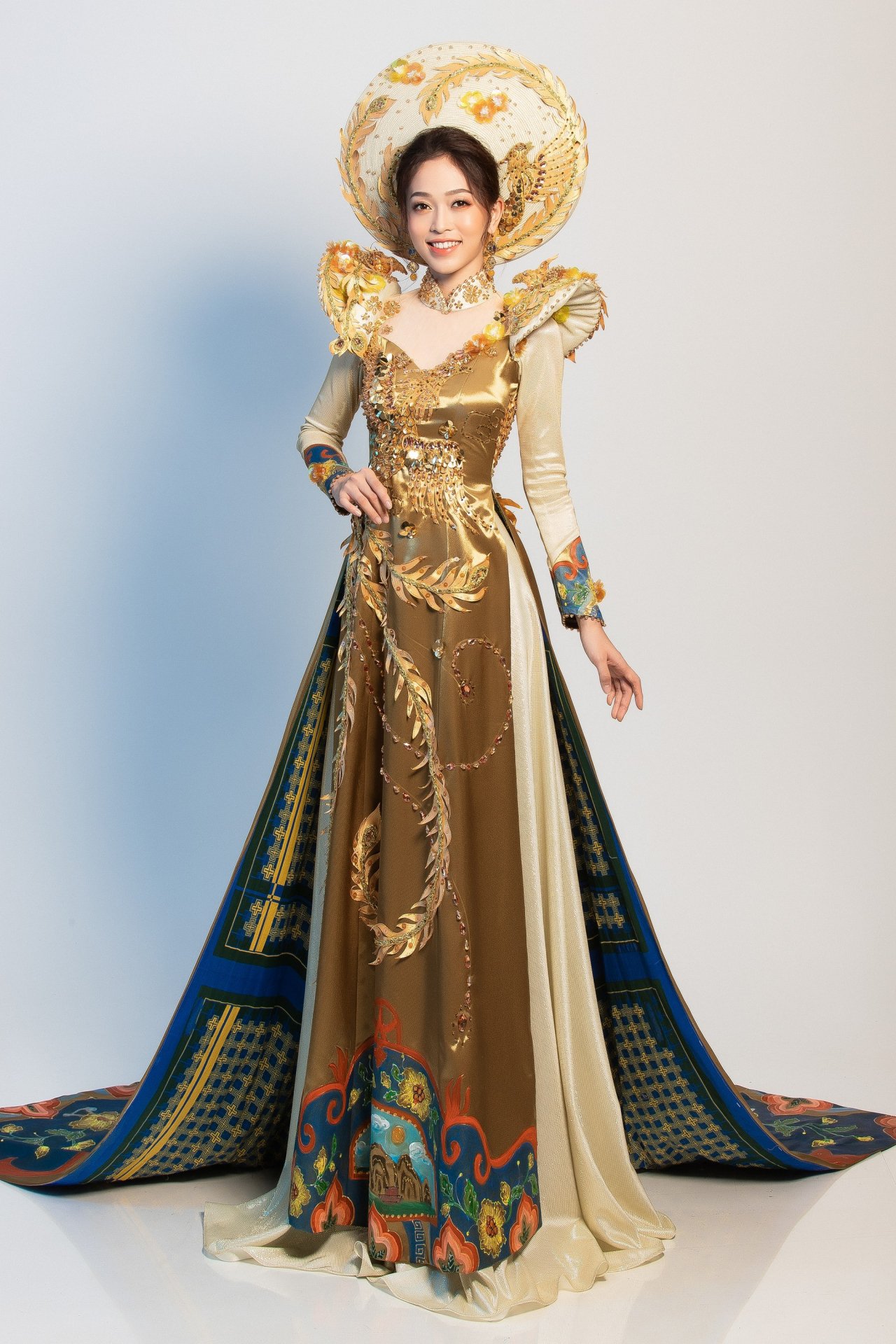 clip-a-hau-bui-phuong-nga-tu-tin-trinh-dien-trang-phuc-dan-toc-tai-miss-grand-international-2018