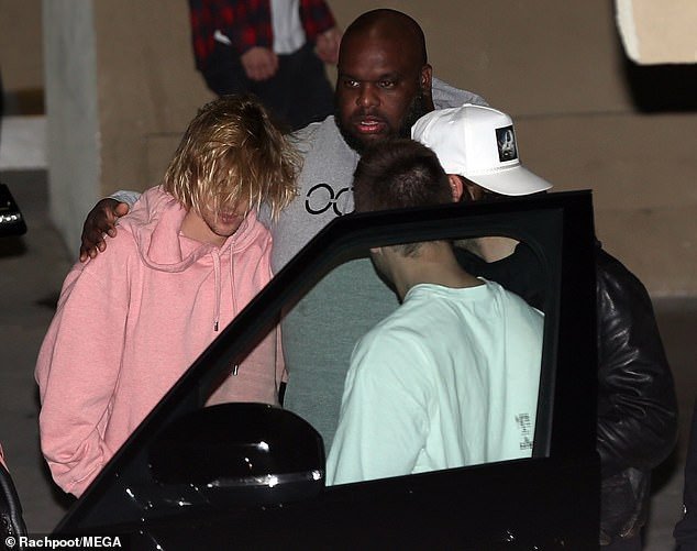 justin-bieber-bat-khoc-truoc-mat-hailey-baldwin-vi-nghe-tin-selena-gomez-nhap-vien
