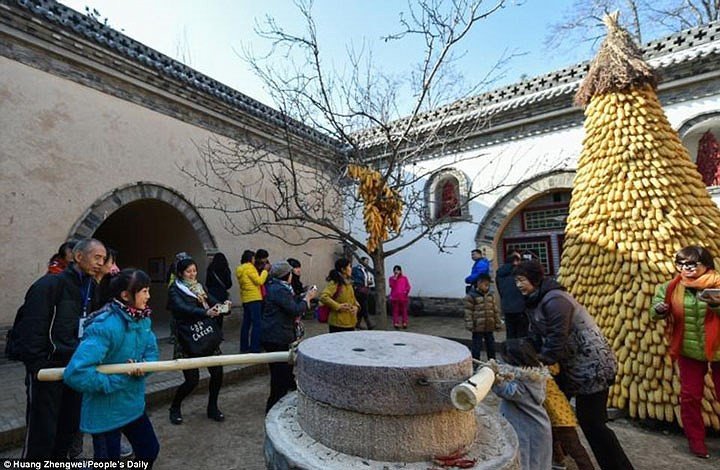 tham-quan-ngoi-lang-4000-nam-ton-tai-trong-long-dat