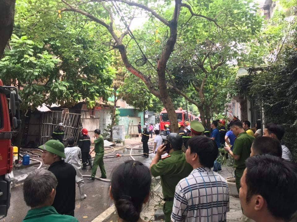 ha-noi-xuong-san-xuat-ghe-sofa-chay-lon-nghi-co-nguoi-mac-ket-ben-trong