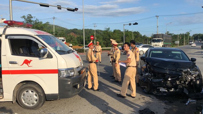 xe-cap-cuu-tro-benh-nhan-ung-thu-bi-mazda-6-dam-vang-y-ta-xuong-duong