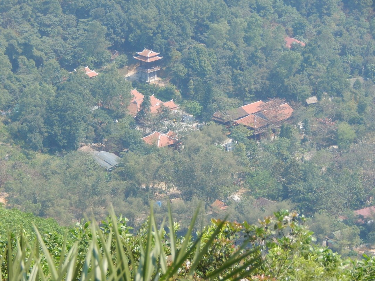 tranh-xa-bui-doi-khi-lac-vao-ngoi-chua-nam-tren-nui-cao