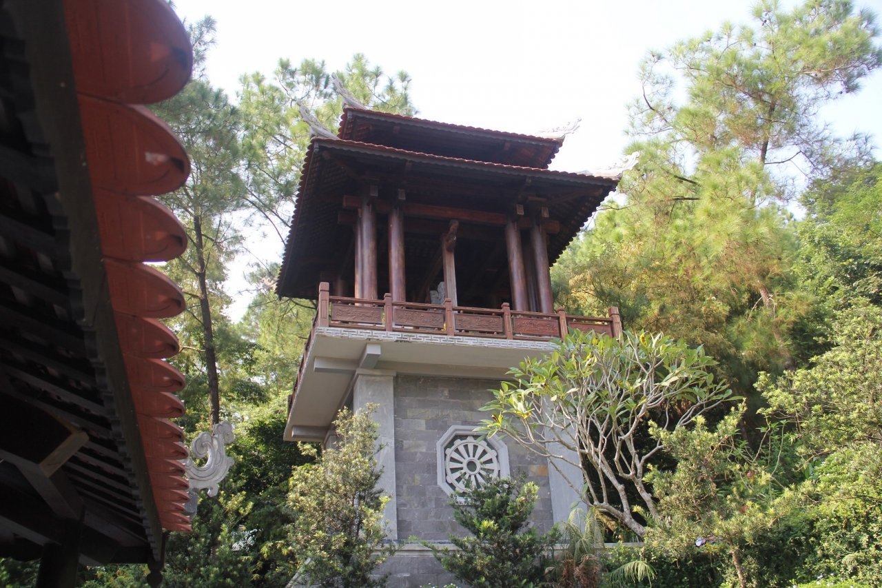 tranh-xa-bui-doi-khi-lac-vao-ngoi-chua-nam-tren-nui-cao