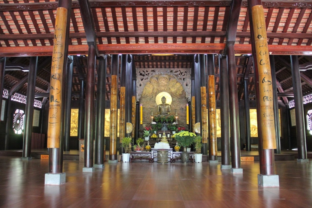 tranh-xa-bui-doi-khi-lac-vao-ngoi-chua-nam-tren-nui-cao