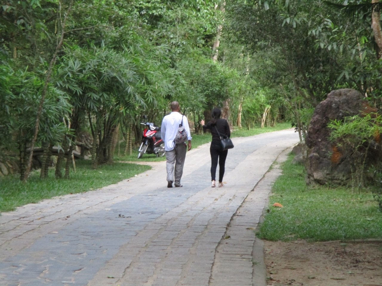 tranh-xa-bui-doi-khi-lac-vao-ngoi-chua-nam-tren-nui-cao