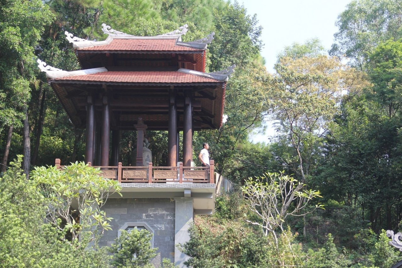 tranh-xa-bui-doi-khi-lac-vao-ngoi-chua-nam-tren-nui-cao