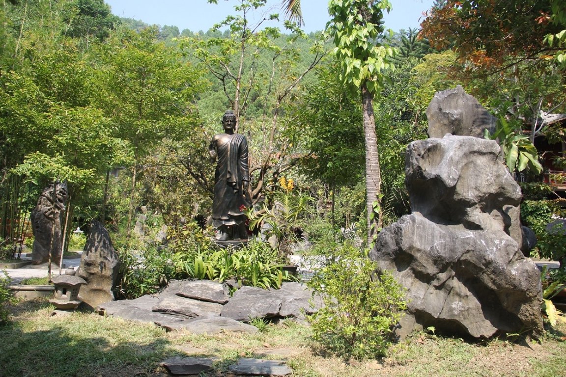 tranh-xa-bui-doi-khi-lac-vao-ngoi-chua-nam-tren-nui-cao