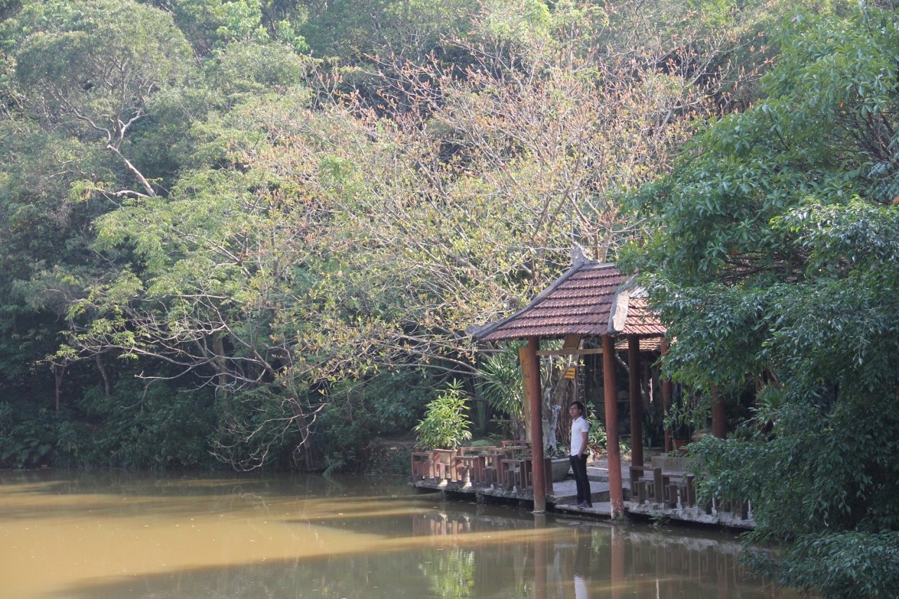 tranh-xa-bui-doi-khi-lac-vao-ngoi-chua-nam-tren-nui-cao