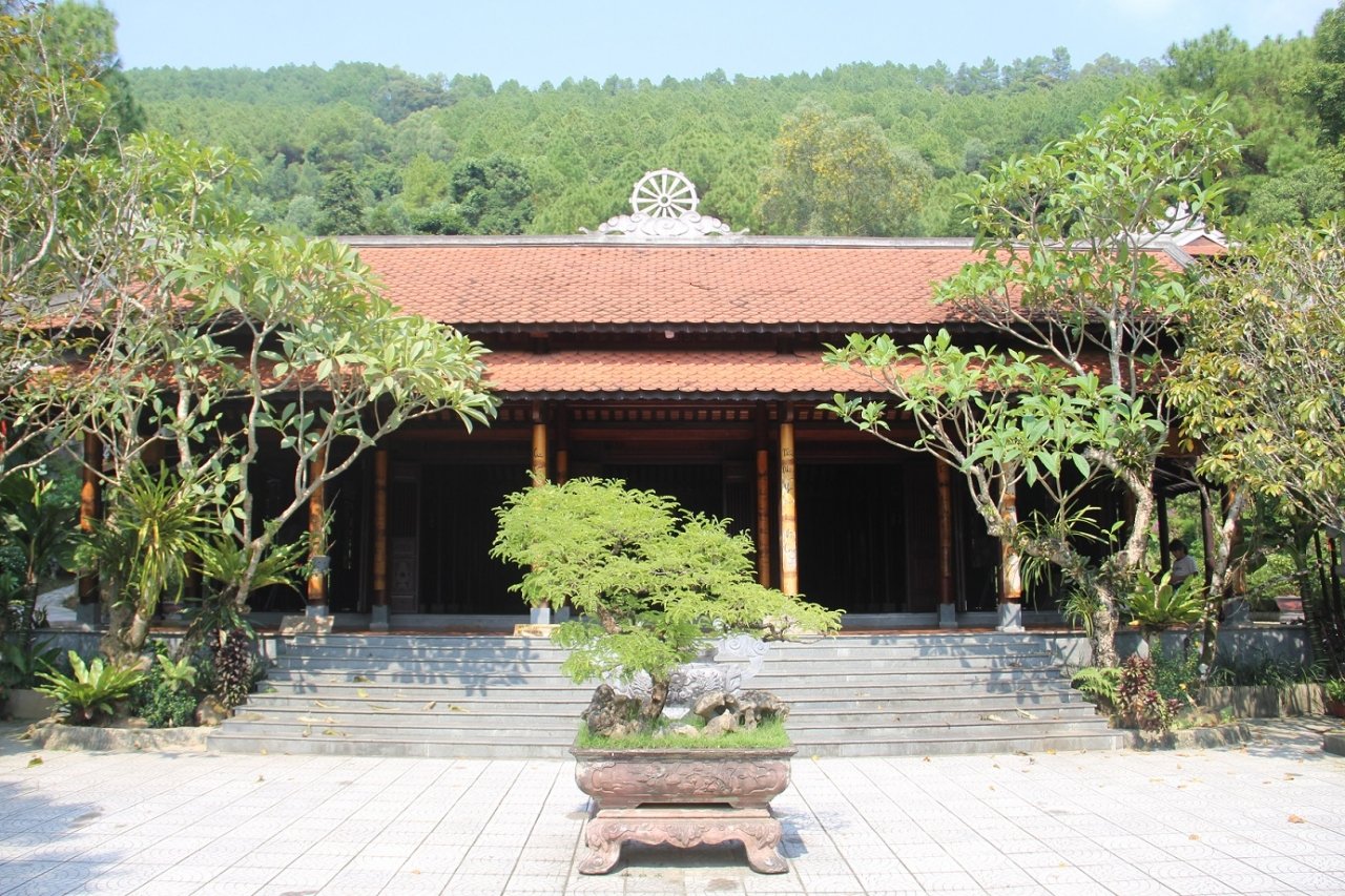 tranh-xa-bui-doi-khi-lac-vao-ngoi-chua-nam-tren-nui-cao